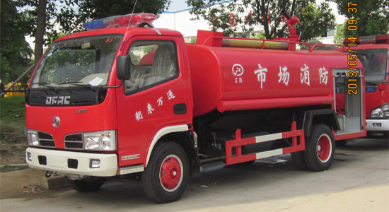 东风福瑞卡消防洒水车（带器材箱）