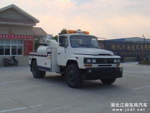 东风140尖头拖吊型清障车