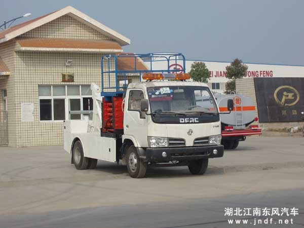 东风金霸带升降拖吊型清障车