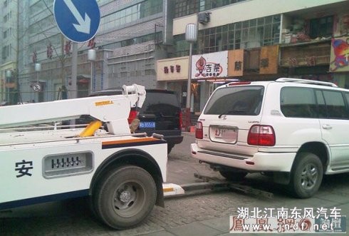 江南东风清障车拖走北京军车13997888037