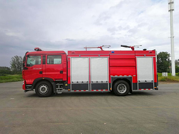 重汽豪沃7吨干粉泡沫联用消防车