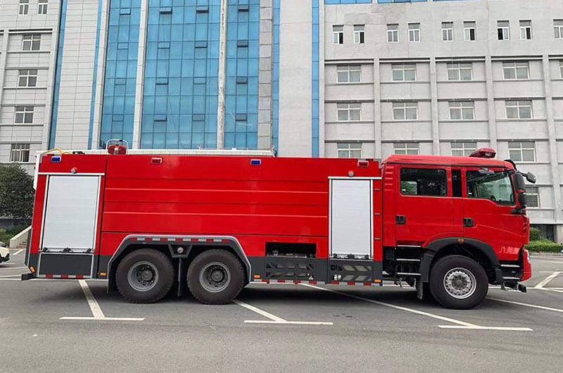 重汽豪沃16吨水罐消防车