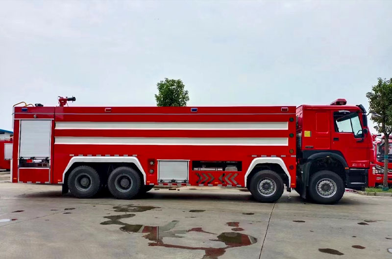 重汽豪沃24吨水罐消防车